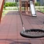 Single Swing (BNS 90cm) ayunan bulat dengan tali jaring hitam di taman bermain anak-anak.