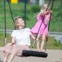 Single Swing (BNS 90cm) ayunan bundar hitam dengan tali kuat untuk taman bermain.