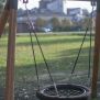 Ayunan lingkaran Single Swing (BNS 90cm) dengan rangka kayu dan tali rantai untuk taman bermain anak-anak.