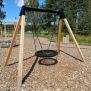 Single Swing (BNS 90cm) ayunan tunggal dengan rangka kayu dan tempat duduk jaring bulat hitam.