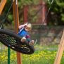 Single Swing (BNS 90cm) ayunan sarang burung dengan tali pengikat dan rangka kayu kokoh di taman bermain.