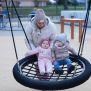 Single Swing (BNS 90cm) ayunan jaring bulat hitam dengan dua anak kecil dan seorang dewasa di taman bermain.