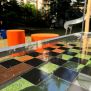 HPL Bench Chess and ludo game dengan papan catur hitam dan coklat di area bermain luar ruangan.