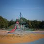 Powerclimber climbing net tali panjat berbentuk piramida untuk area bermain anak-anak di luar ruangan.
