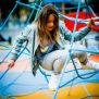 Powerclimber climbing net dengan tali biru tebal untuk memanjat di taman bermain anak-anak.